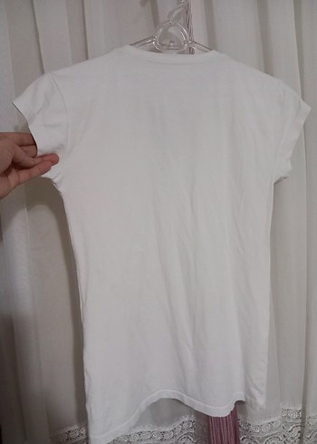 Beyaz V Yaka Kadın Tişört - Görsel 2