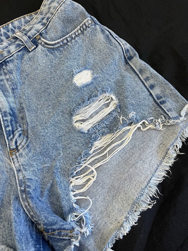 Mavi Yırtık Mini Kot Şort - Görsel 4