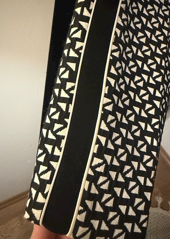 Kayra 36 Beden Kadın Siyah Yılan Desenli Midi Kumaş Pantolon - Görsel 3