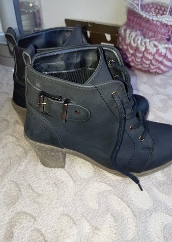 Gri Süet Tokalı Kadın Dolgu Topuk Bot - Görsel 2