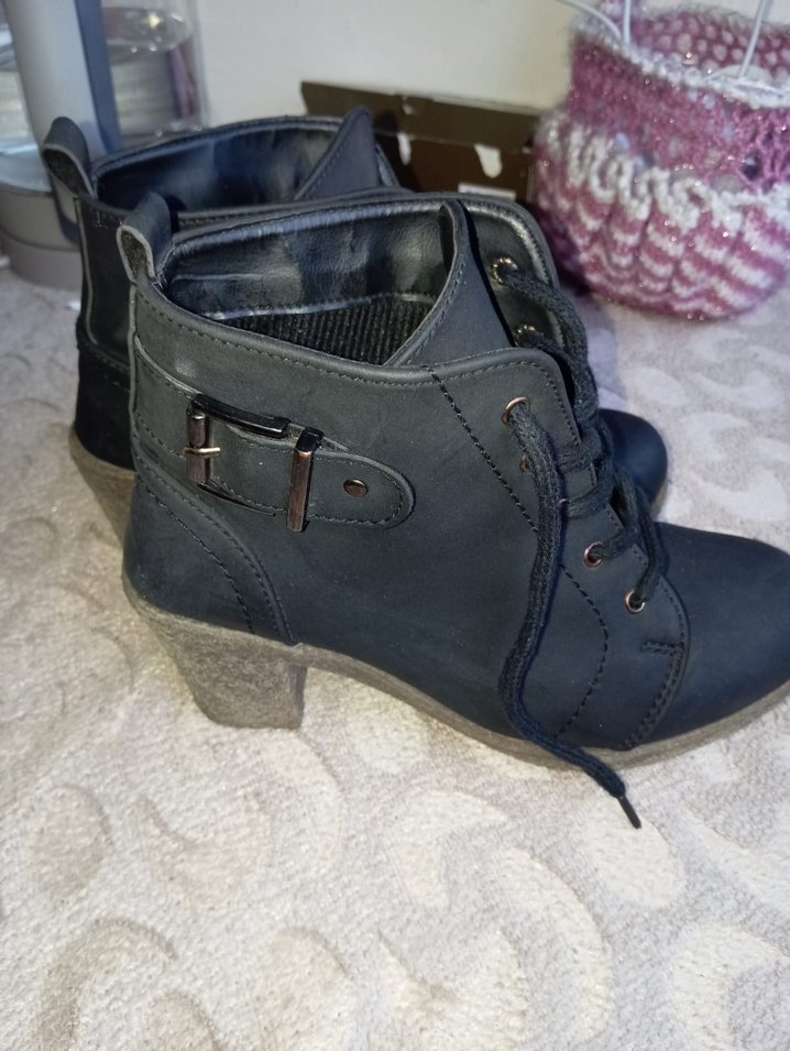 Gri Süet Tokalı Kadın Dolgu Topuk Bot - Görsel 2