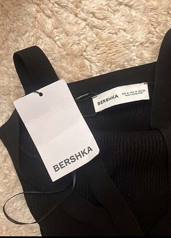 m Beden Bershka üçgen yaka midi triko elbise