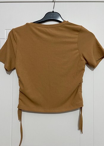 Kahverengi Kemer Detaylı Kadın Tişört - Görsel 2