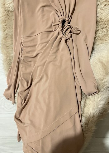 Pencere Detaylı Büzgülü Bej Elbise - Görsel 4