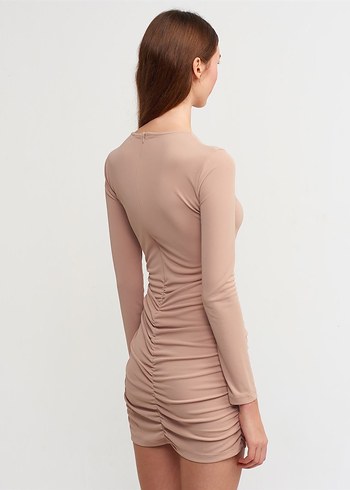 Pencere Detaylı Büzgülü Bej Elbise - Görsel 2