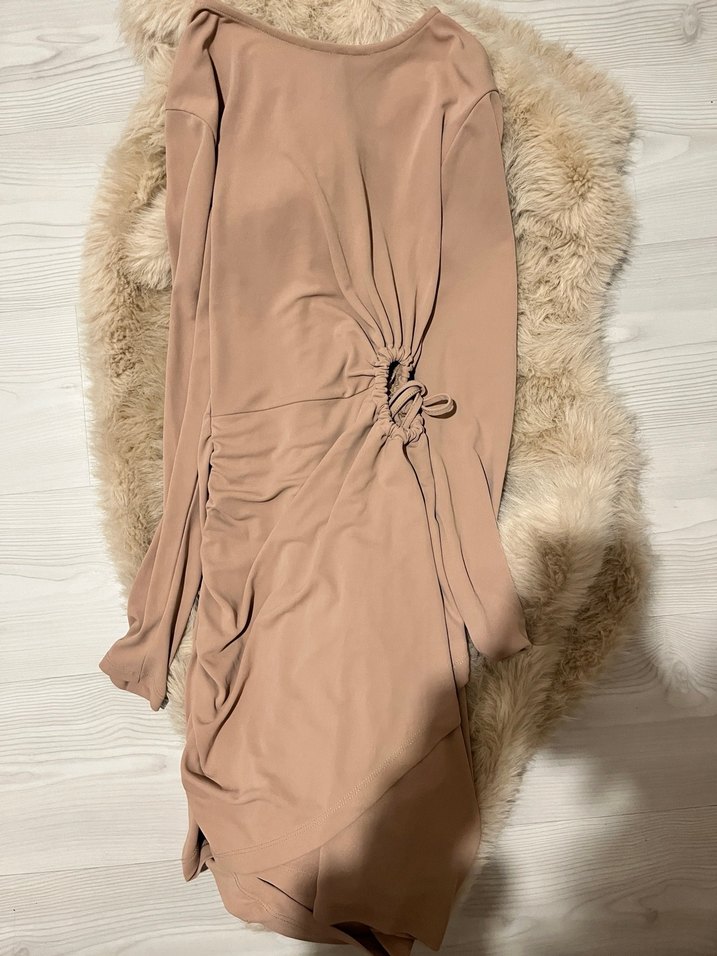 Pencere Detaylı Büzgülü Bej Elbise - Görsel 3