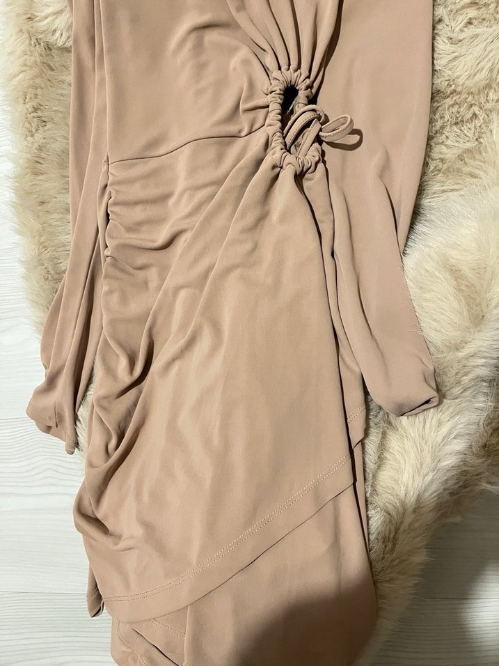 Pencere Detaylı Büzgülü Bej Elbise - Görsel 4