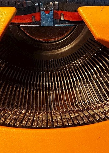 Turuncu Mekanik Daktilo - Görsel 3