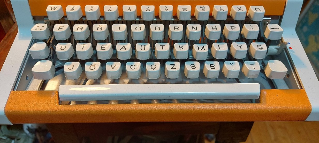 Turuncu Mekanik Daktilo - Görsel 2