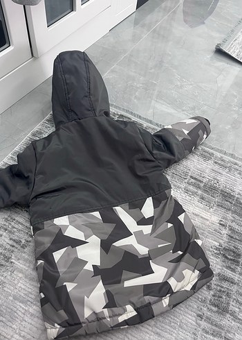 Siyah Kapüşonlu Erkek Çocuk Kürklü Ceket - Görsel 2