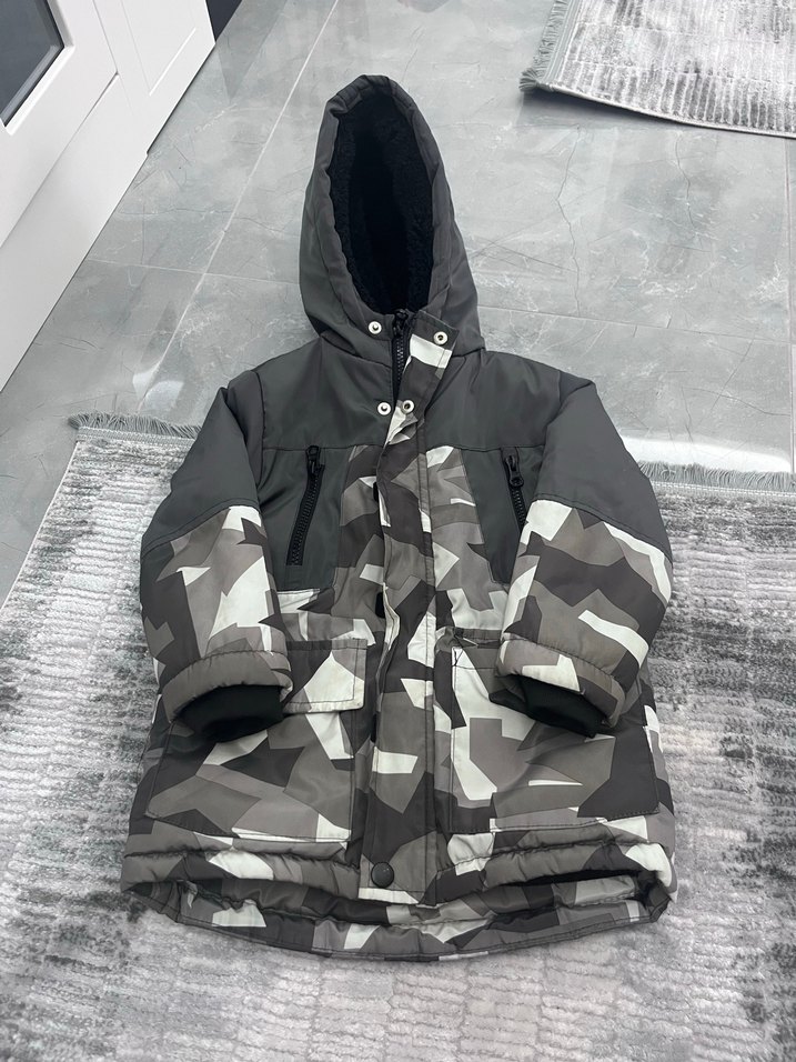 Siyah Kapüşonlu Erkek Çocuk Kürklü Ceket - Görsel 3