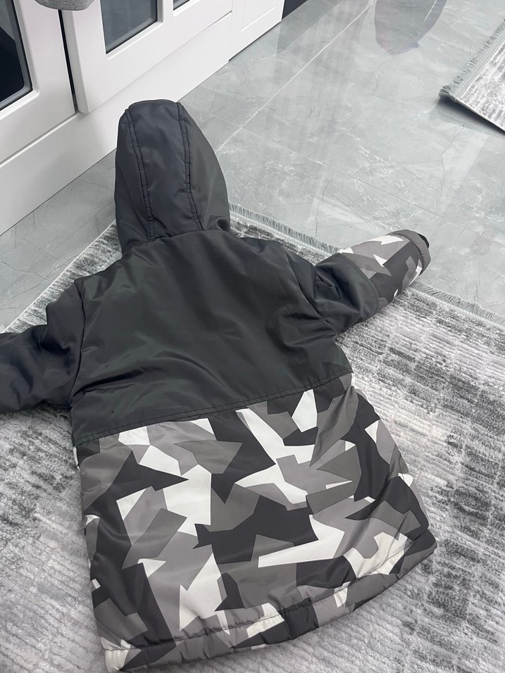 Siyah Kapüşonlu Erkek Çocuk Kürklü Ceket - Görsel 2