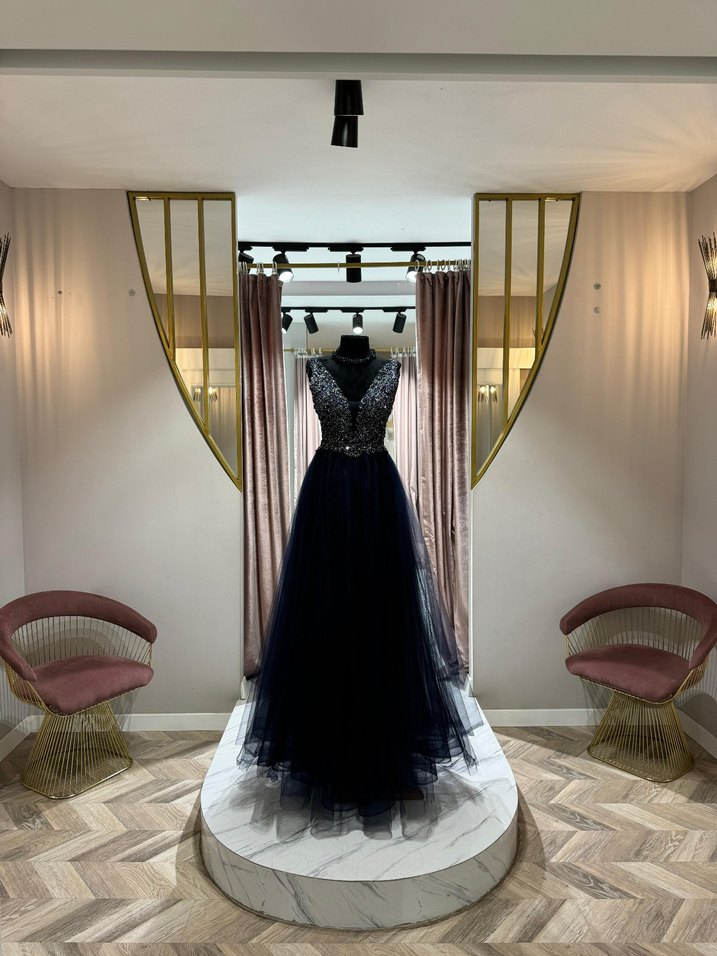 Uzun Siyah Nakışlı Gotik Abiye - Görsel 2