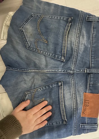 Düğmeli Kısa Mavi Denim Şort - Görsel 3