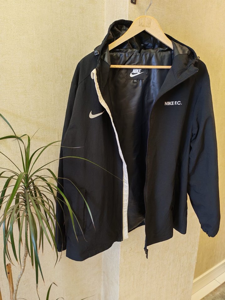 Nike Siyah Kapüşonlu Erkek Yağmurluk/Rüzgarlık - Görsel 3