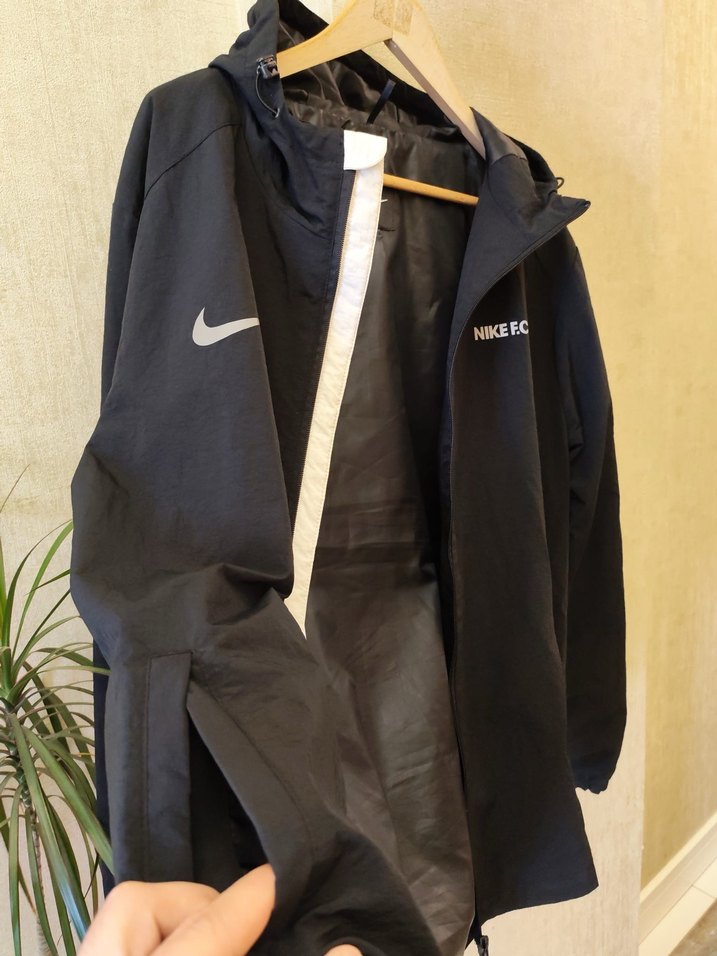 Nike Siyah Kapüşonlu Erkek Yağmurluk/Rüzgarlık - Görsel 2