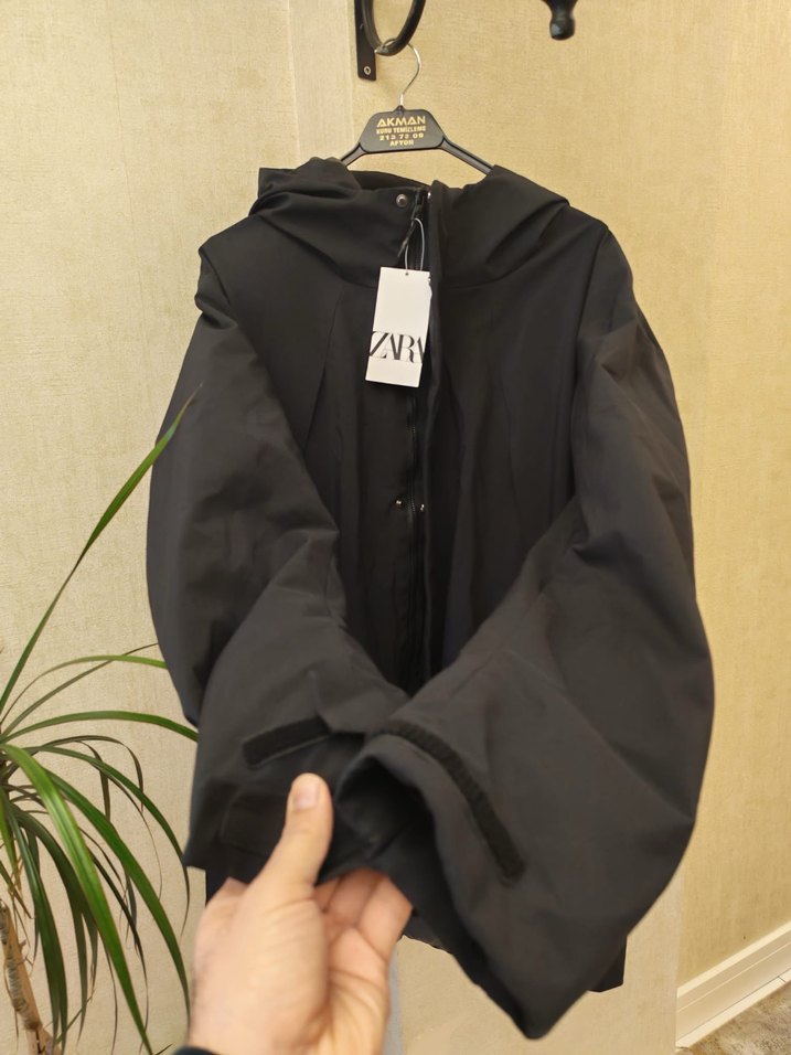 Zara Marka Siyah Kapüşonlu Erkek Mont - Görsel 2