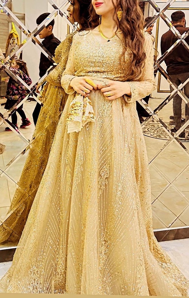 Altın Renk Uzun Kollu İşlemeli Nişan Elbisesi - Görsel 2