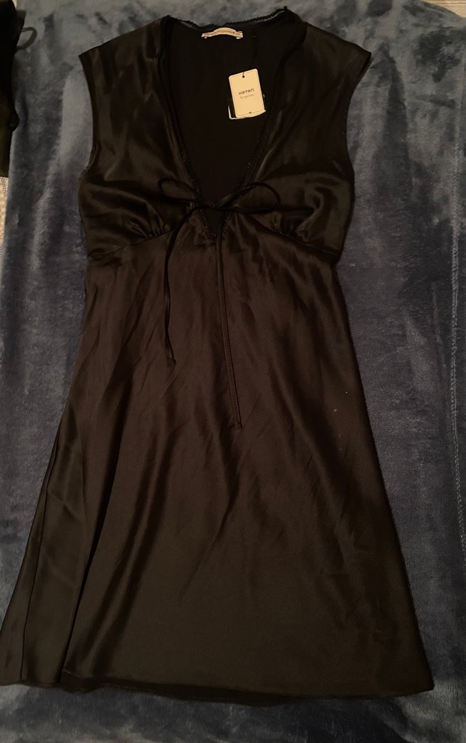 Siyah dekolteli Mini saten elbise - Görsel 2