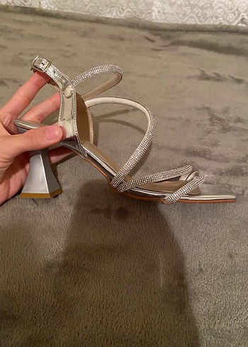 Gümüş taşlı topuklu ayakkabı - Görsel 2