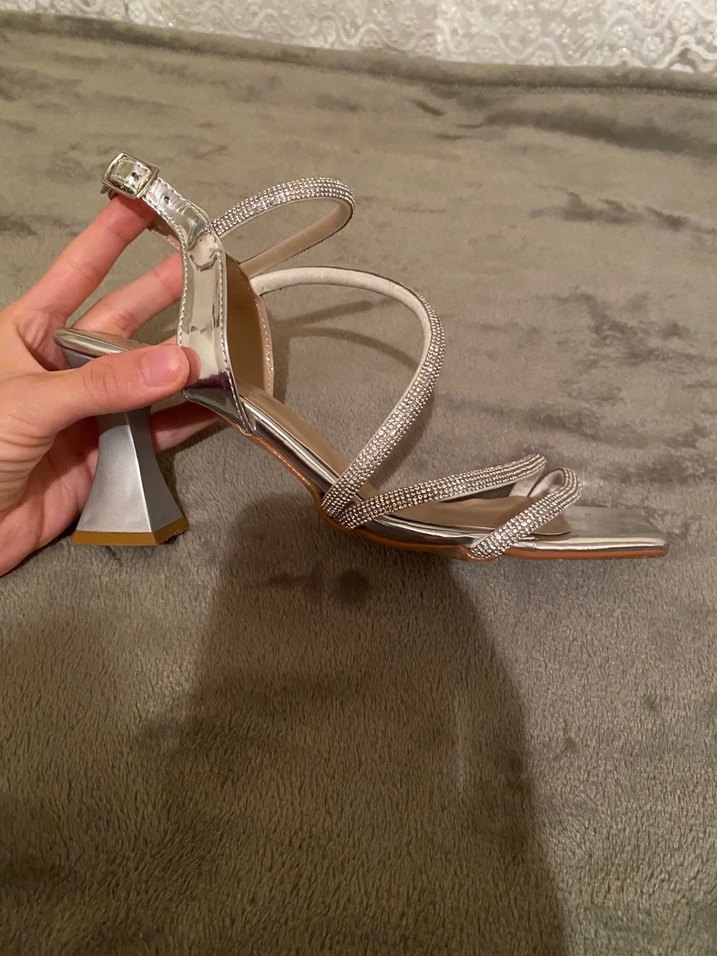 Gümüş taşlı topuklu ayakkabı - Görsel 2