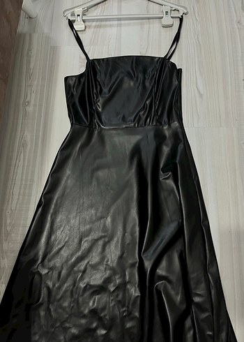Siyah Drapeli Uzun İnce Askılı deri elbise - Görsel 2