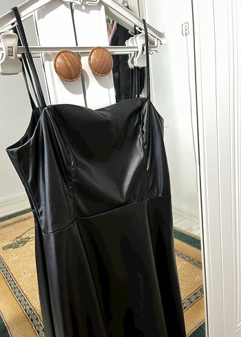 Siyah Drapeli Uzun İnce Askılı deri elbise - Görsel 3