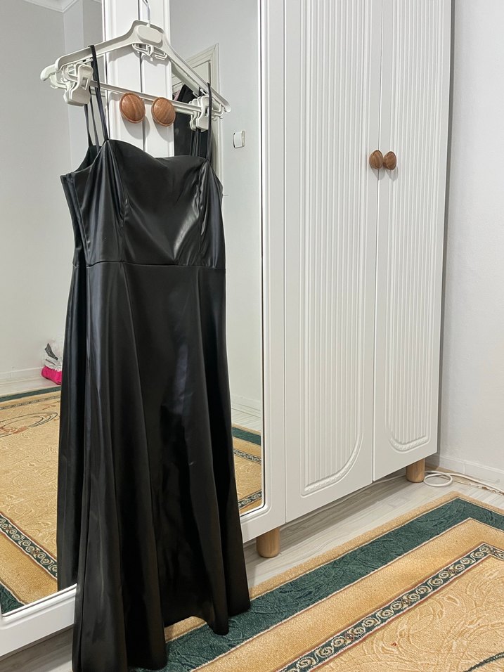 Siyah Drapeli Uzun İnce Askılı deri elbise - Görsel 4