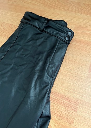 Kadın Siyah Parlak Deri Kemerli Pantolon - Görsel 3