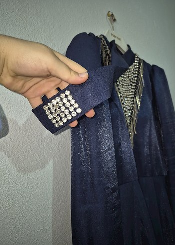 Zincir Detaylı Lacivert Uzun Kadın Abiye Elbise - Görsel 4