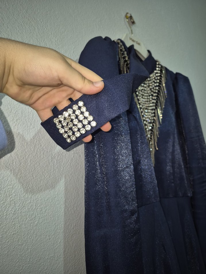 Zincir Detaylı Lacivert Uzun Kadın Abiye Elbise - Görsel 4