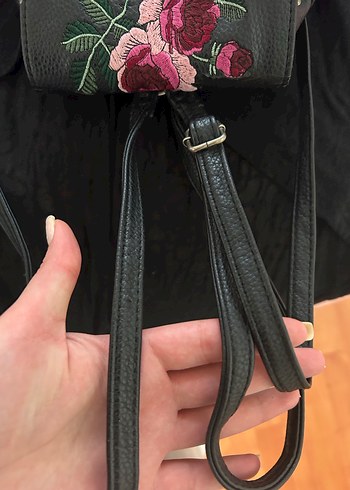 Nakışlı Siyah Deri Kadın Sırt Çantası - Görsel 3