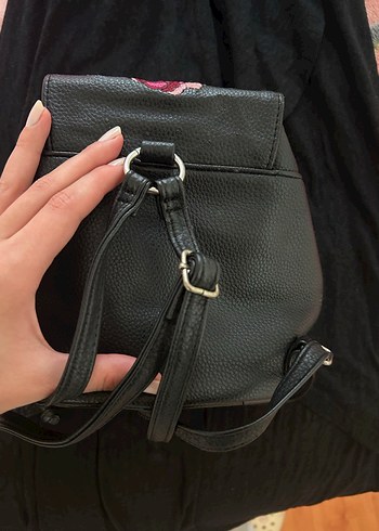 Nakışlı Siyah Deri Kadın Sırt Çantası - Görsel 2