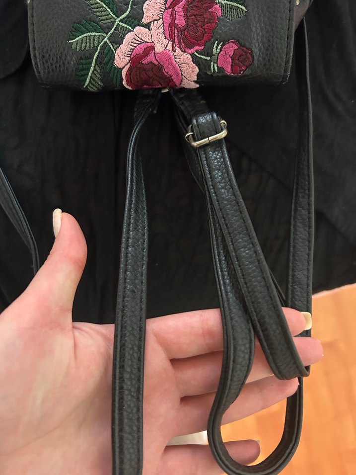 Nakışlı Siyah Deri Kadın Sırt Çantası - Görsel 3