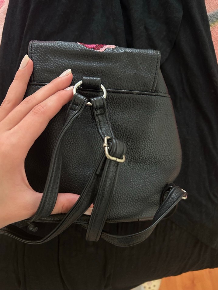 Nakışlı Siyah Deri Kadın Sırt Çantası - Görsel 2