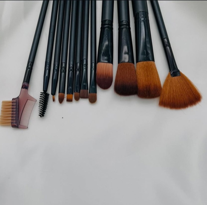 Siyah Makyaj Fırçası Seti ve Taşıma Kutusu - Görsel 2