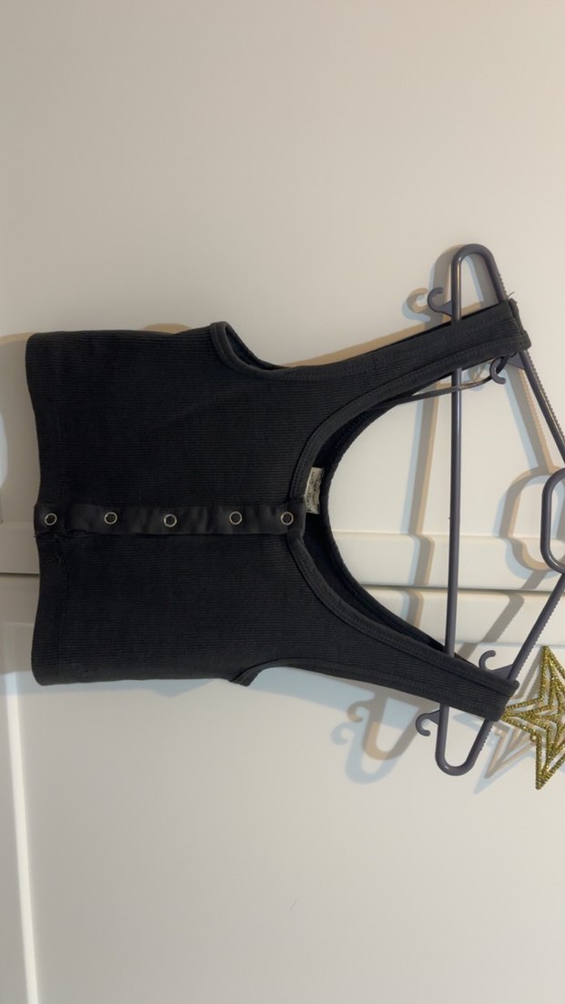 Gri dugmeli crop top - Görsel 4