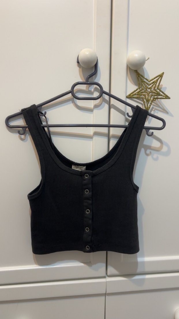 Gri dugmeli crop top - Görsel 3