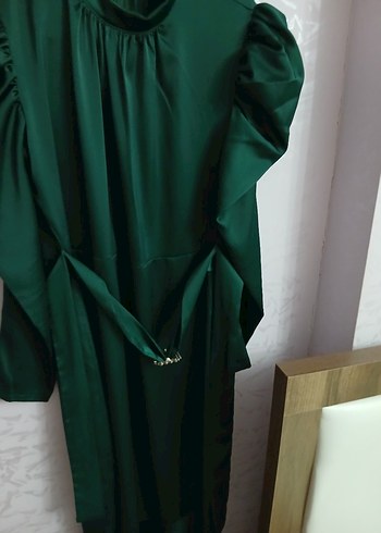 Uzun Yeşil Saten Elbise, Yüksek Yakalı, Dökümlü - Görsel 4