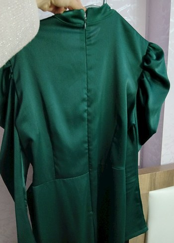 Uzun Yeşil Saten Elbise, Yüksek Yakalı, Dökümlü - Görsel 2