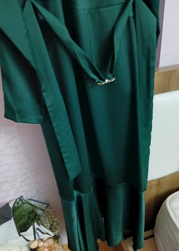 Uzun Yeşil Saten Elbise, Yüksek Yakalı, Dökümlü - Görsel 5