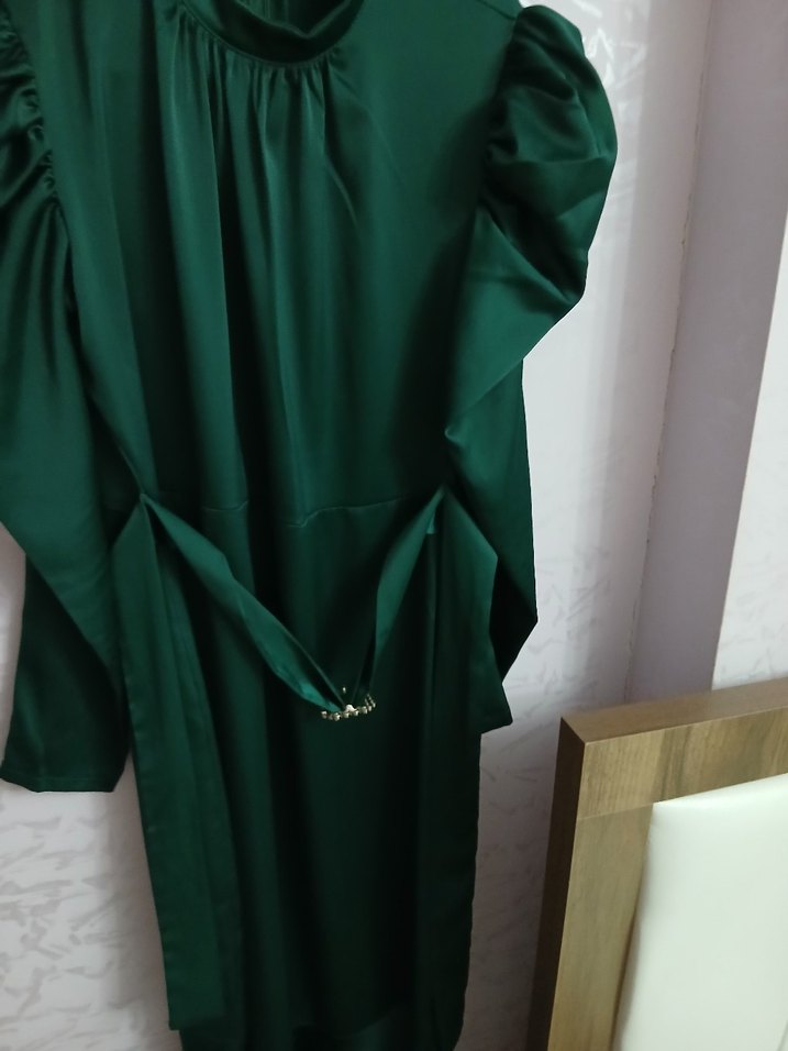 Uzun Yeşil Saten Elbise, Yüksek Yakalı, Dökümlü - Görsel 4