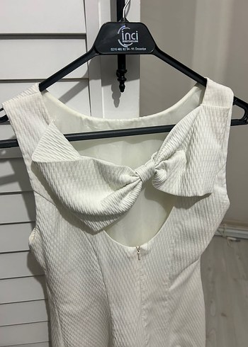 Beyaz Yüksek Yakalı Kolsuz Fitted Midi Elbise - Görsel 3