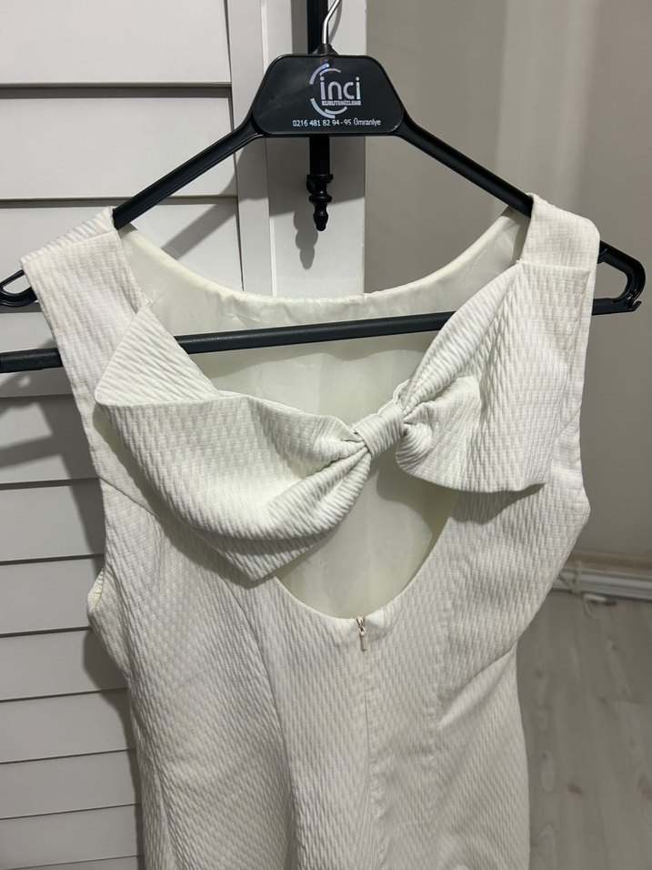 Beyaz Yüksek Yakalı Kolsuz Fitted Midi Elbise - Görsel 3