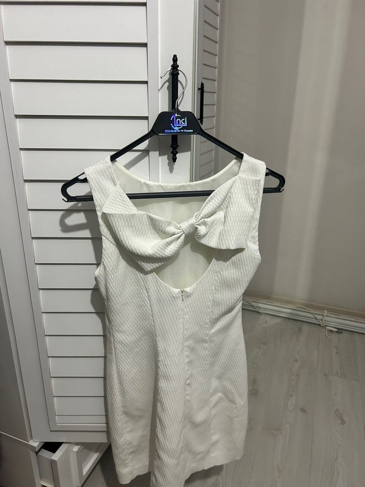 Beyaz Yüksek Yakalı Kolsuz Fitted Midi Elbise - Görsel 2