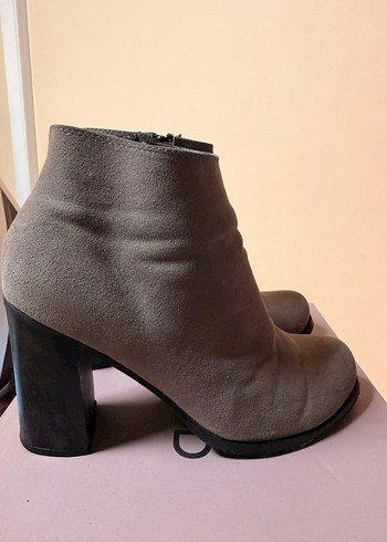 Gri Süet Dolgu Topuklu Kadın Bot - Görsel 4