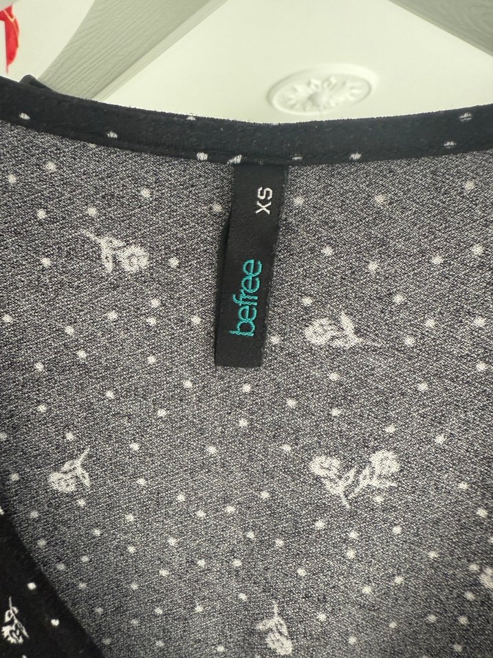 V Yaka Siyah Midi Desenli Elbise - Görsel 2