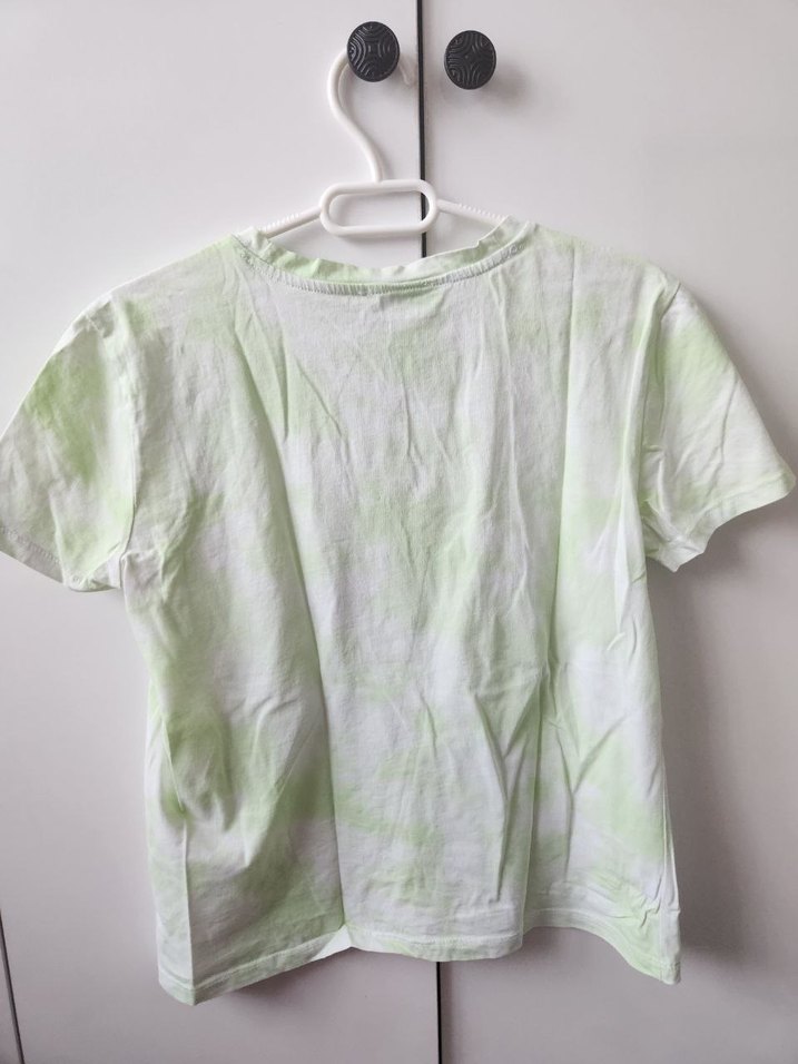 Kelebek Baskılı Yeşil Batik Kız Tişört - Görsel 4