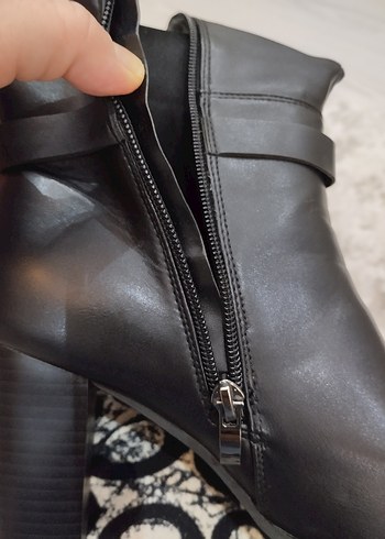 Siyah Deri Tokalı Dizalti Topuklu Bot - Görsel 7
