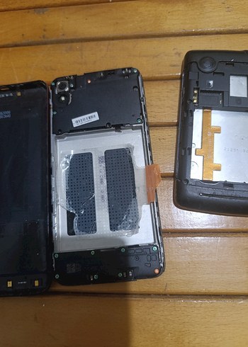 Kırık Ekranlı Siyah Android Telefonlar - Görsel 3